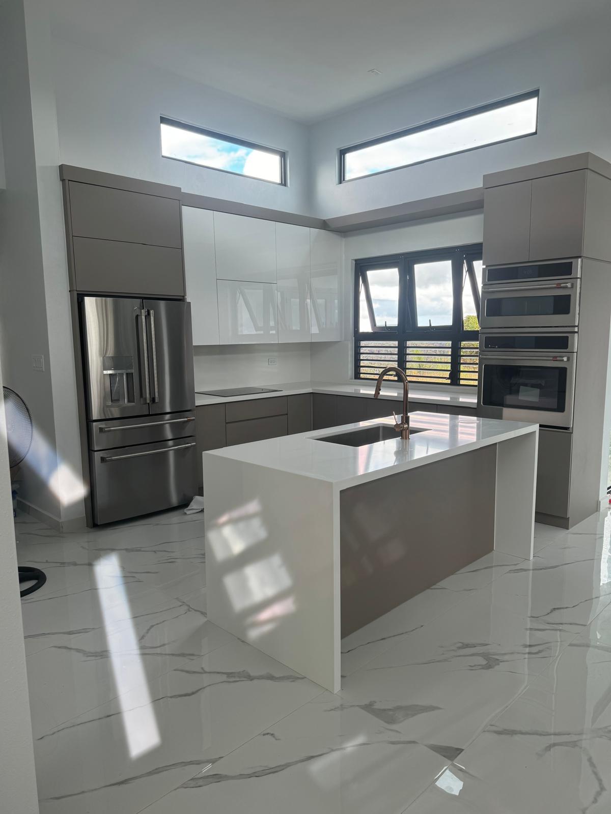 Cocina con piso de mármol