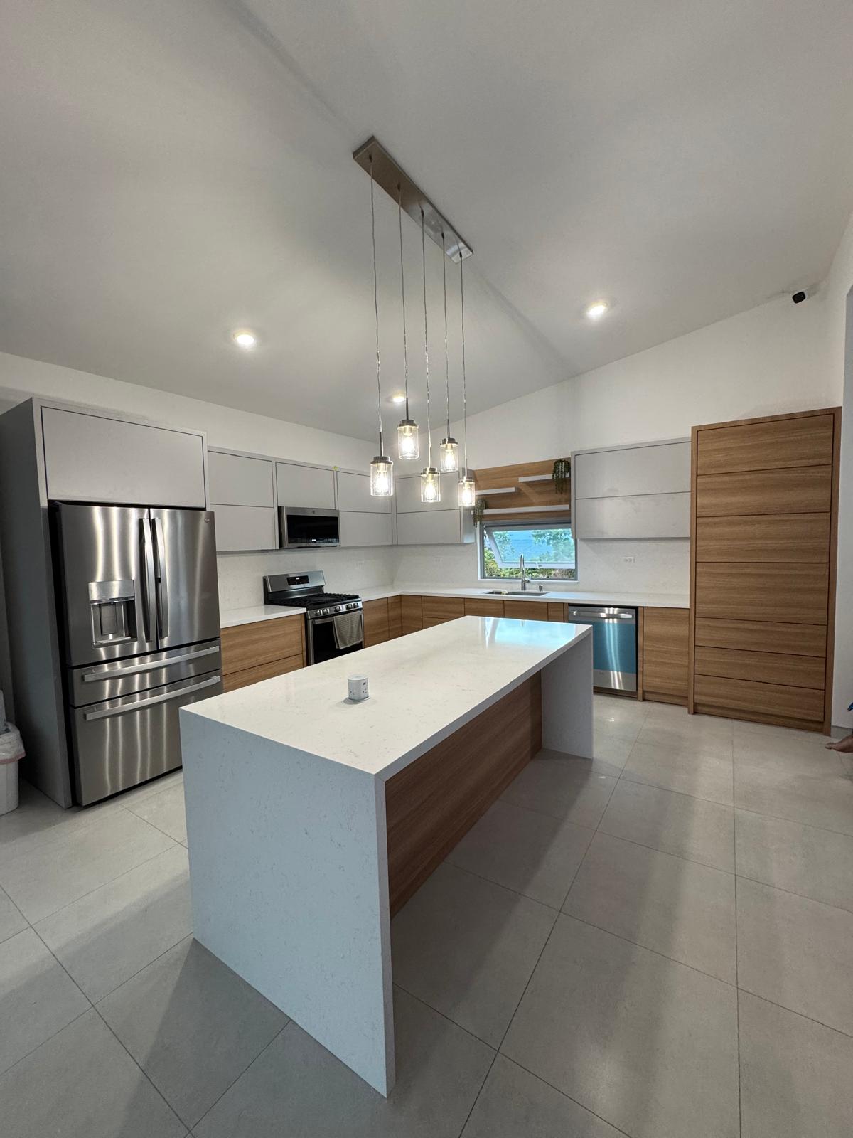 Cocina con techo alto